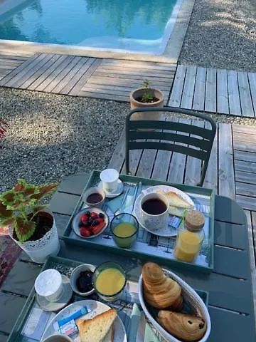 Le Chant Des Cigales Bed and breakfast 3*
